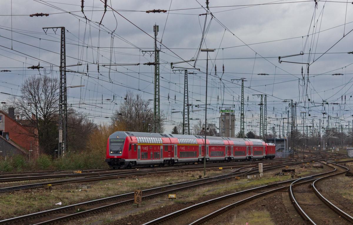 Eine Dosto-Garnitur aus Mnster erreicht als RE2 nach Dsseldorf den Hauptbahnhof von Wanne-Eickel. Am Ende schiebt 146 122.
