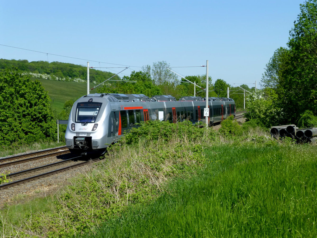 Eine Regionalbahn Richtung Sachsen-Anhalt hat von Erfurt kommend Hopfgarten verlassen, 7.5.2018.