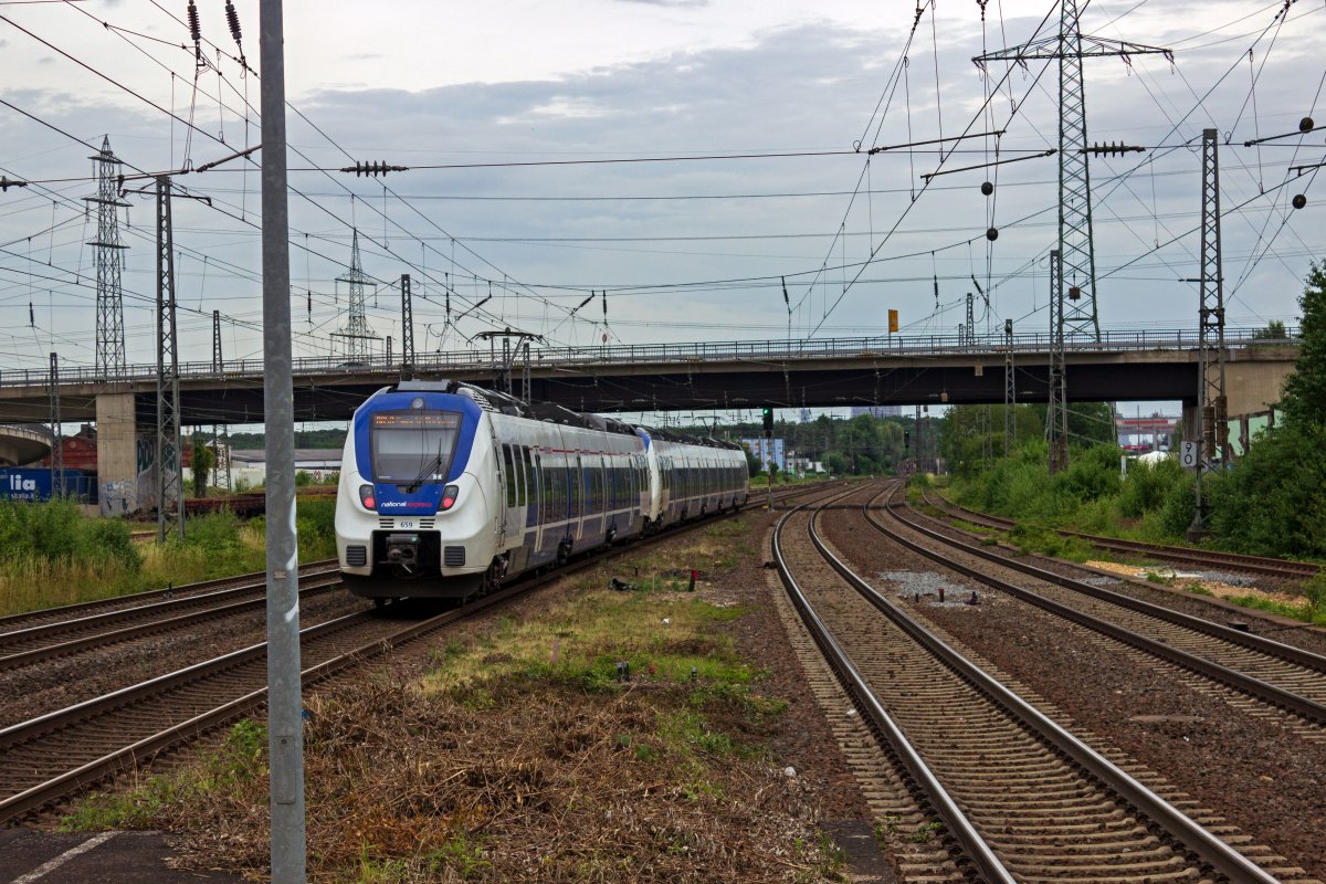 Eine TALENT-Garnitur mit 9442 159 am Zugschluss beschleunigt nach dem Halt in Hrth-Kalscheuren, um die Fahrt in Richtung Kln und Wuppertal fortzusetzen.