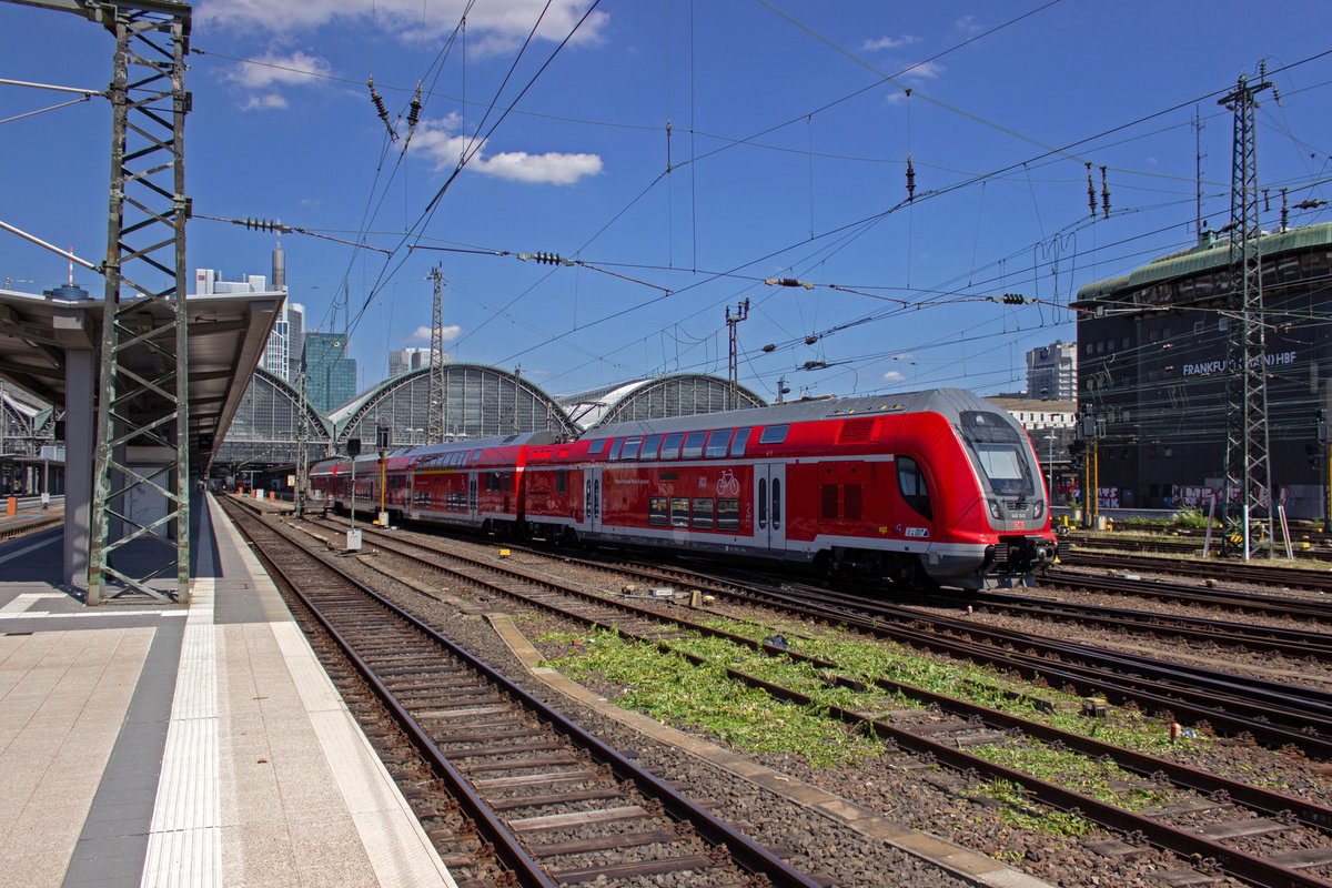 Eine vierteilige Twindex-Einheit wird am Bahnsteig bereitgestellt, um die bereits dort wartende dreiteilige Einheit auf der Fahrt in Richtung Darmstadt zu verstrken.