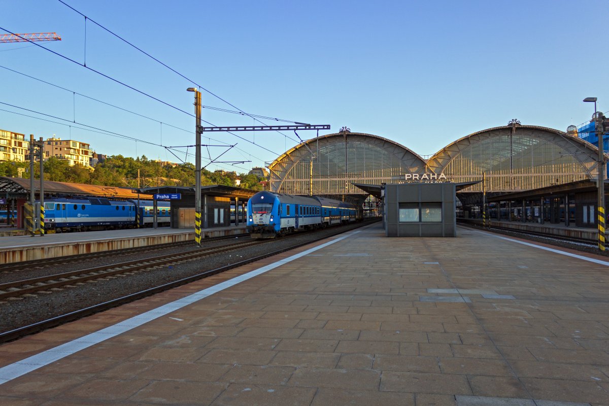 Eine weitere Garnitur der Linie S7 hat Feierabend und durchfhrt Praha hl.n. in Richtung der nchtlichen Abstellung. Es schiebt 163 088.