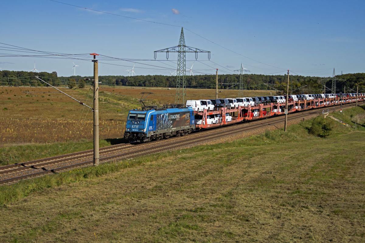 Eine wertvolle Fracht in Form von unzähligen Kleintransportern befördert hier 186 945 des österreichischen Unternehmens LTE. Eine wertvolle Fracht in Form von unzähligen Kleintransportern befördert hier 186 945 des österreichischen Unternehmens LTE.