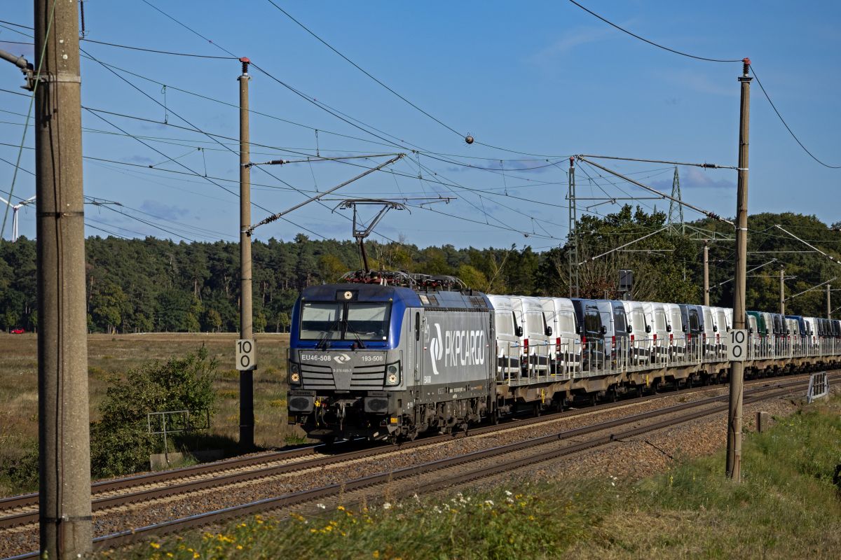 Einen mit Neuwagen voll beladenen Zug schleppt die EU46-508 von PKP Cargo am 24.09.25 bei Nudow über den Berliner Außenring. Einen mit Neuwagen voll beladenen Zug schleppt die EU46-508 von PKP Cargo am 24.09.25 bei Nudow über den Berliner Außenring.