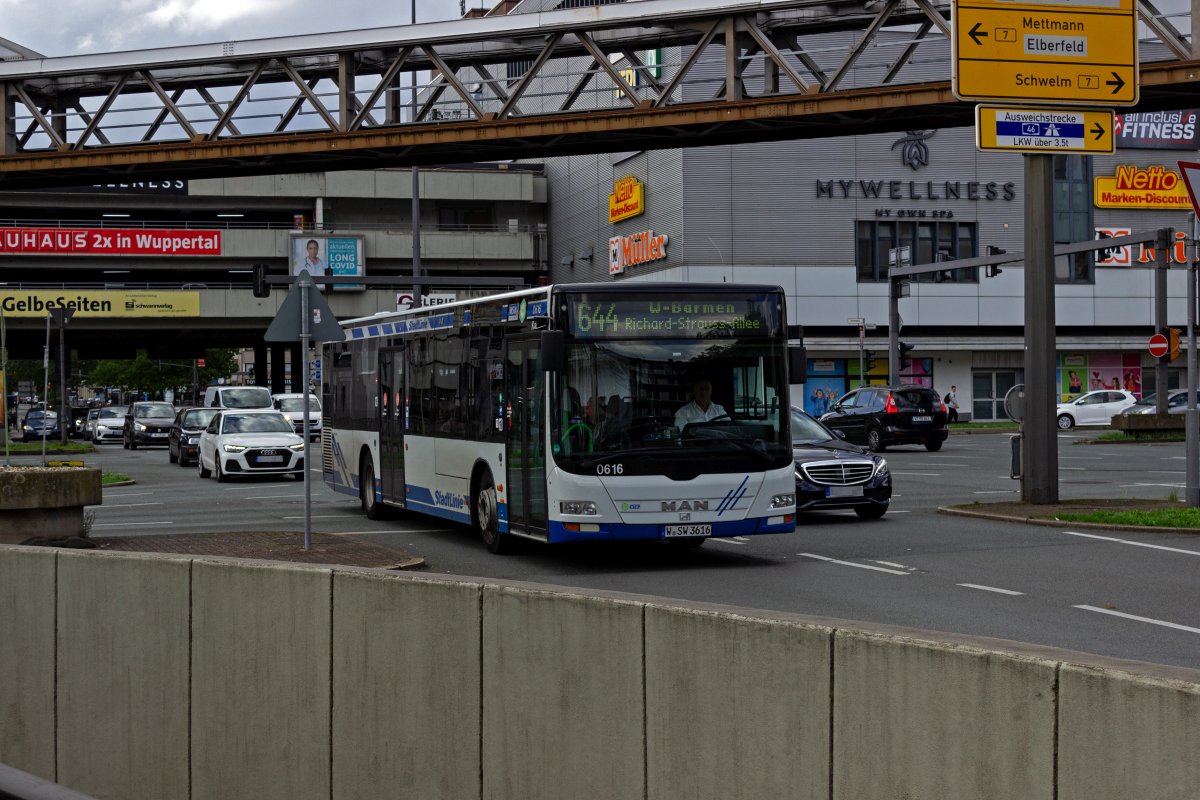 Einer der ltesten Busse der WSW, Wagen 0616, der im Jahr 2006 ausgeliefert wurde, war am 01.08.2023 auf der Linie 644 unterwegs.