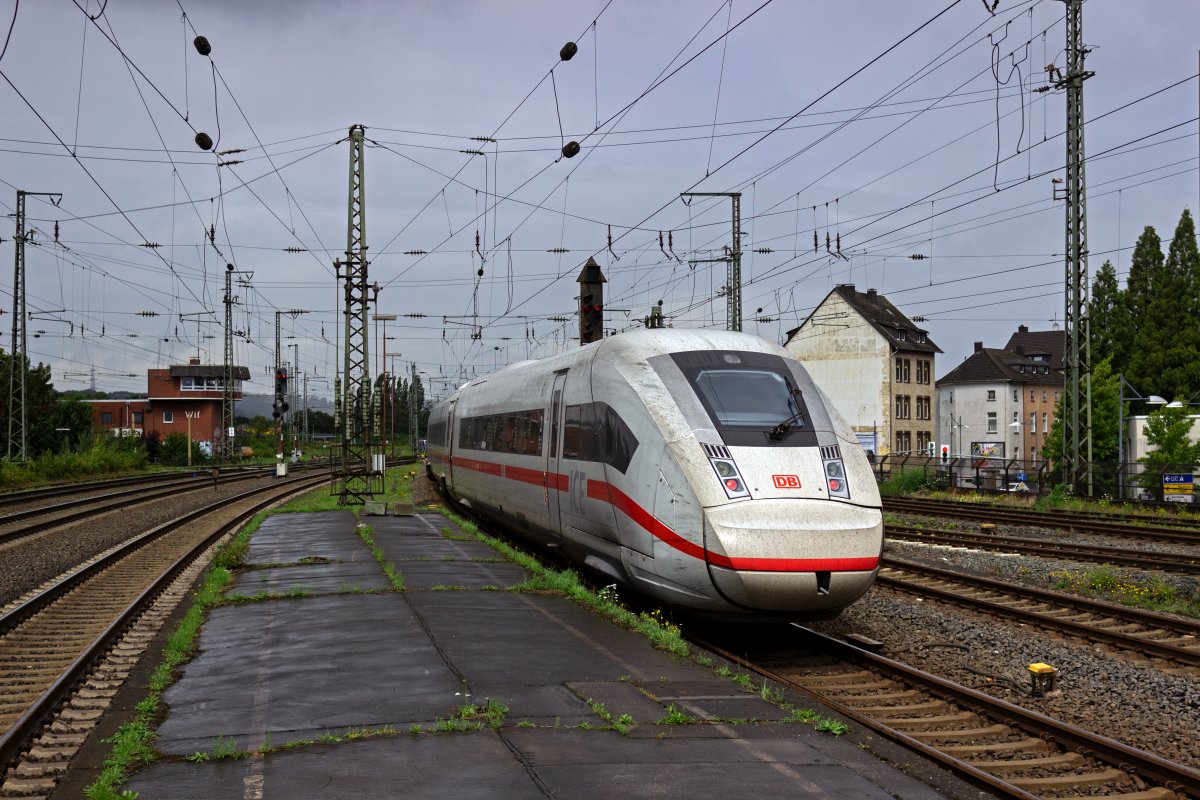 Einige ICE, die aus Richtung Kln den Weg ber Wuppertal, Hagen und Dortmund in Richtung Norden nehmen, fahren auch (ohne Halt) durch Witten. Der Triebzug 9486 ist am 01.08.2023 mit einer solchen Leistung, vermutlich in Richtung Hamburg, unterwegs.
