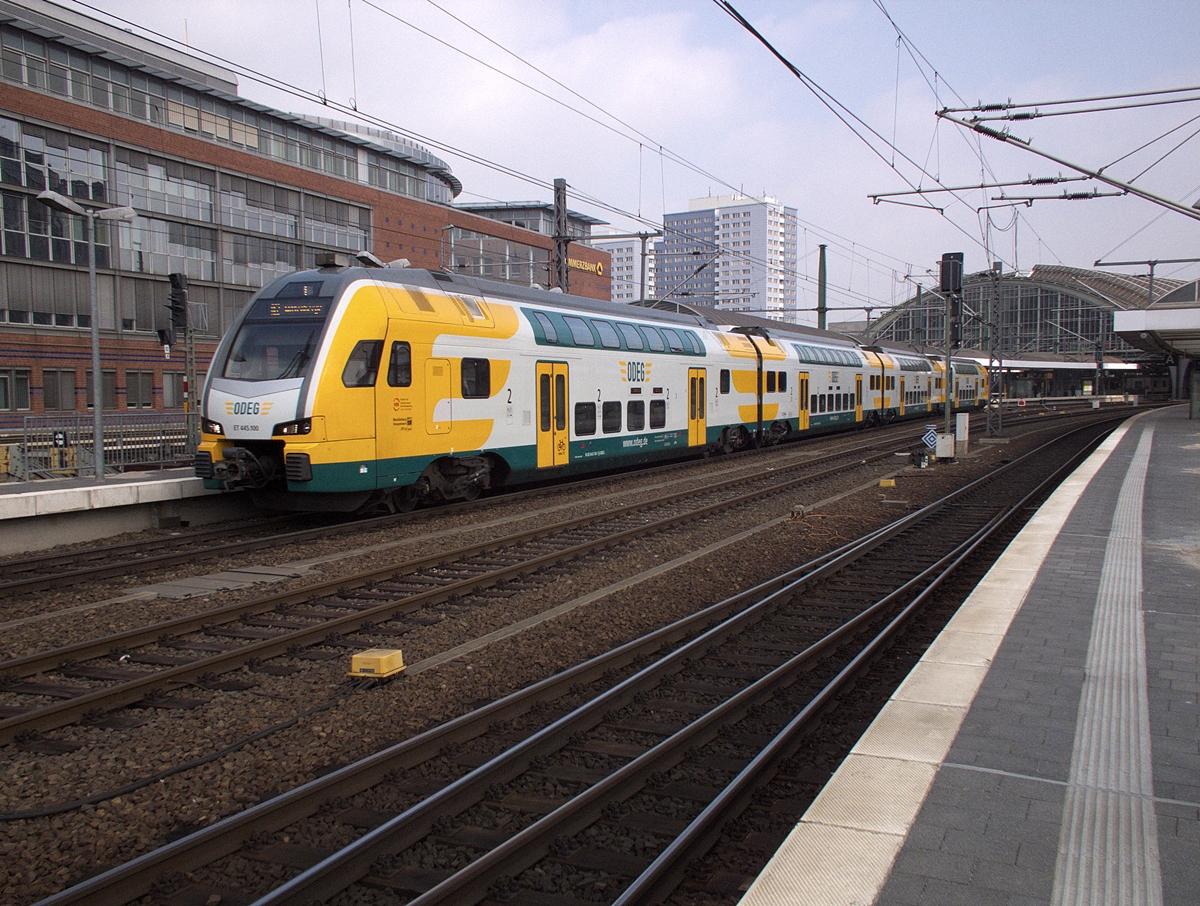 ET445.100 der ODEg verlässt am 6.3.14 Berlin Ostbahnhof.