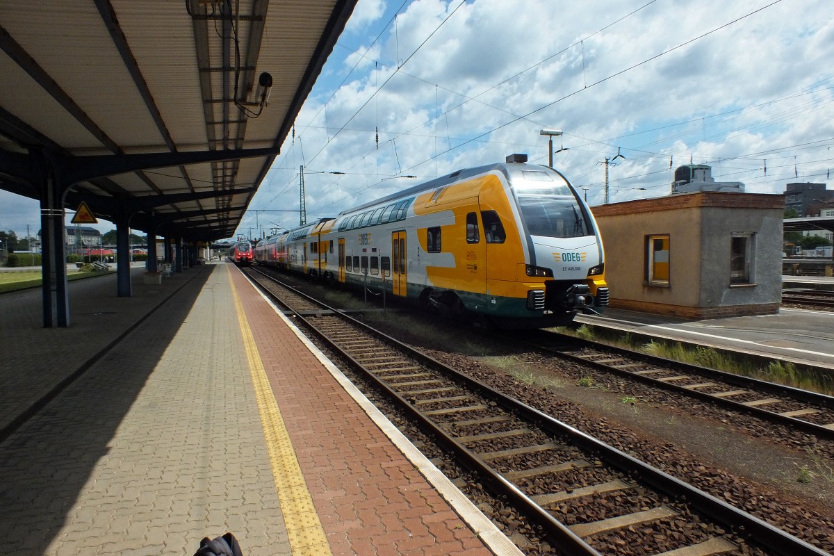 ET445.108 der ODEG fährt aus dem Cottbuser Hauptbahnhof aus. Der Fotograf steht auf Gleis 6, das als einziges barrierefrei ausgebaut ist.