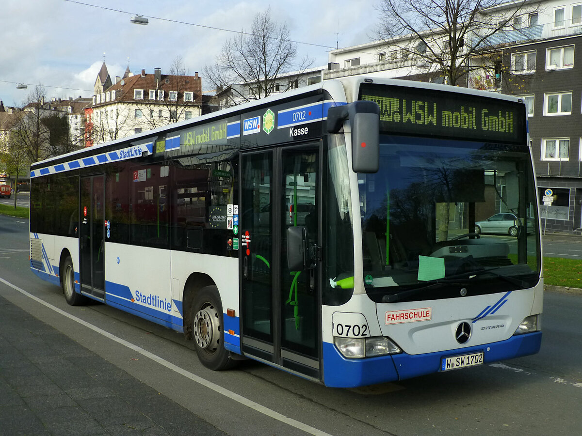 Fahrschulwagen WSW 0702 parkt am 3. November 2020 an der Berliner Straße in Oberbarmen.