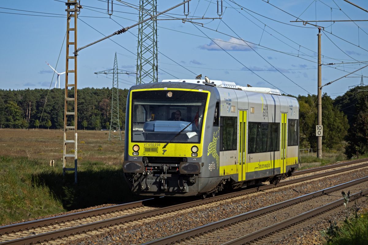 Fernab seines Einsatzgebiets in Bayern ist 650 738 am 24.09.25 in der Nähe von Berlin unterwegs. Der Grund für den Besuch in der Bundeshauptstadt ist mir nicht bekannt, gut möglich, dass der Triebwagen einen Werkstattaufenthalt hinter sich hatte. Fernab seines Einsatzgebiets in Bayern ist 650 738 am 24.09.25 in der Nähe von Berlin unterwegs. Der Grund für den Besuch in der Bundeshauptstadt ist mir nicht bekannt, gut möglich, dass der Triebwagen einen Werkstattaufenthalt hinter sich hatte.