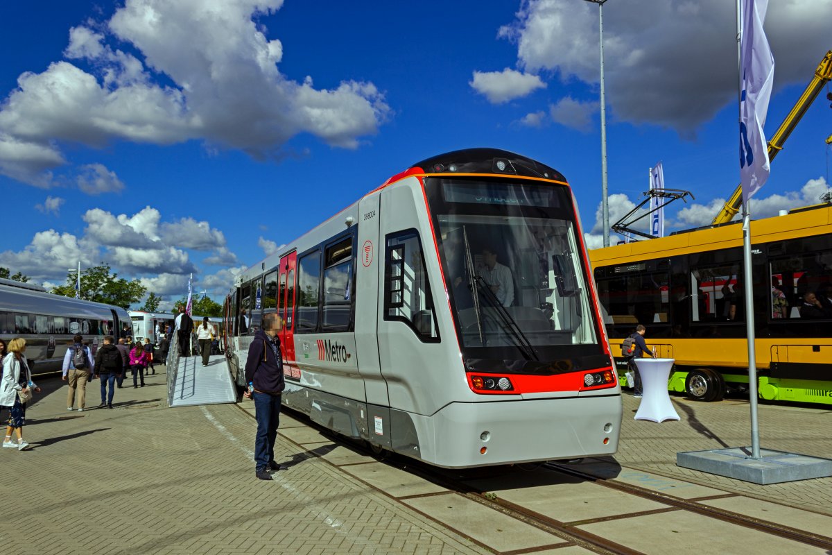 Für den Vorortverkehr in Cardiff beschafft Transport for Wales Citylink-Stadbahnen, die im britischen Bezeichnungssystem die Baureihennummer 398 tragen. 398004 war auf der InnoTrans 2022 ausgestellt.