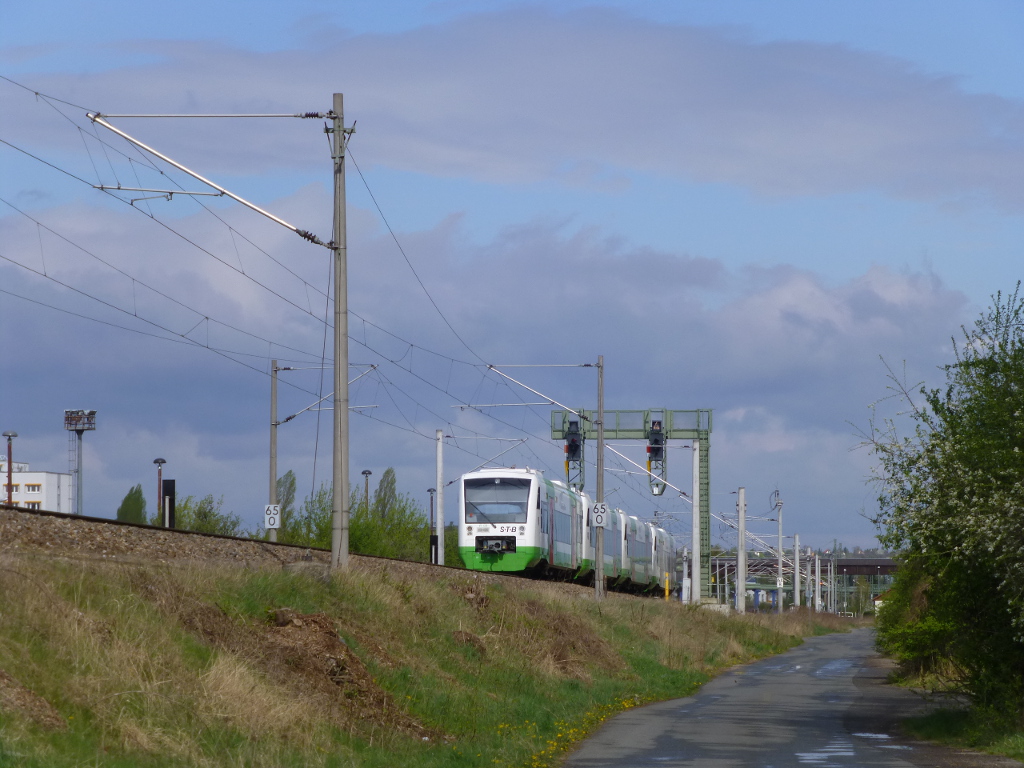 Gleich 4 Regioshuttles wollen am 8.4.2014 gleich das Gleis wechseln und in den Betriebshof am Ostbahnhof einfahren, hinten ist STB VT 123.
