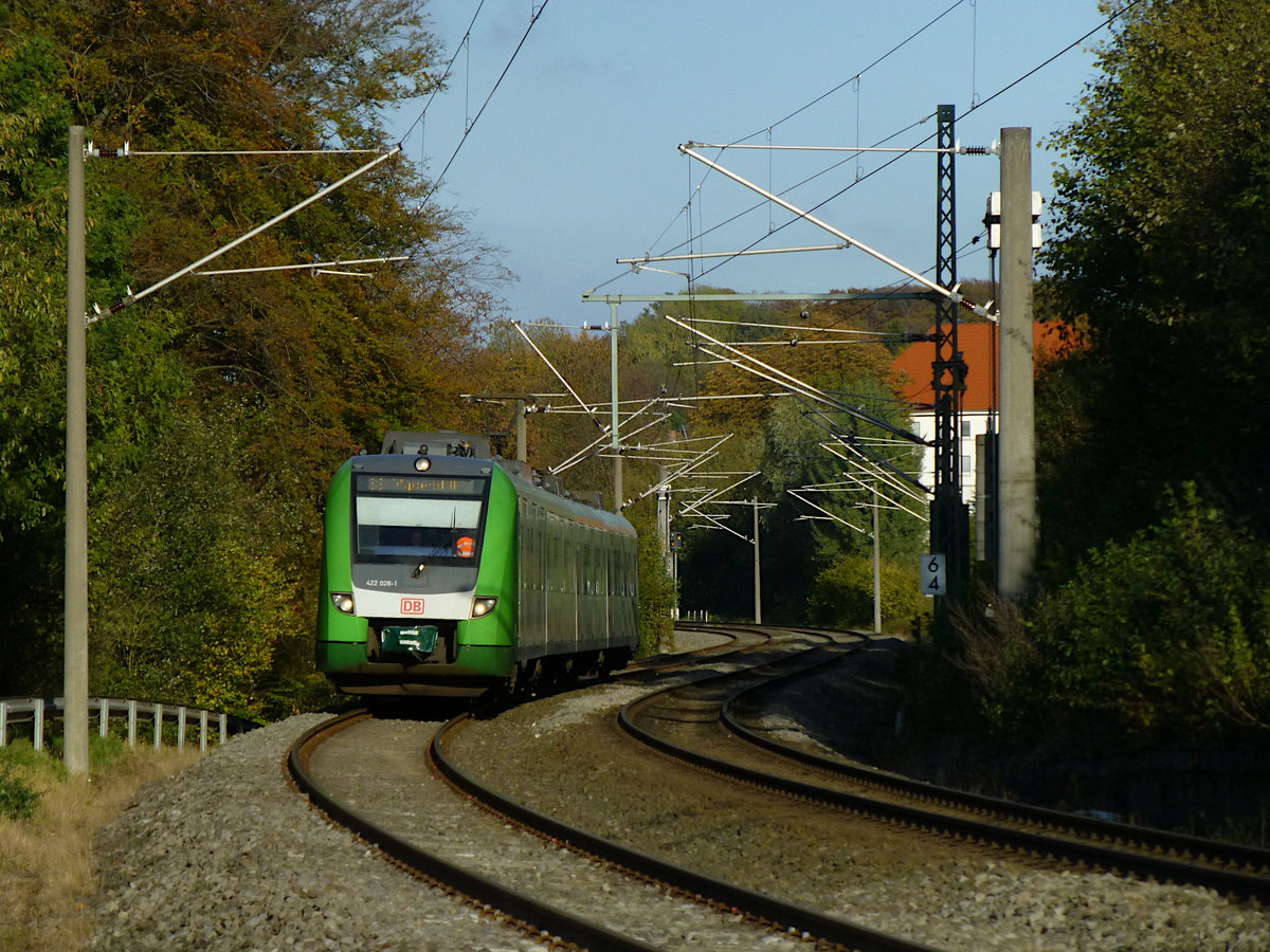 Herbst auf der S9, kurz vor der Übernahme der Strecke durch Abellio. Am 29.10.2019 fährt 422 028 Richtung Wülfrath-Aprath.