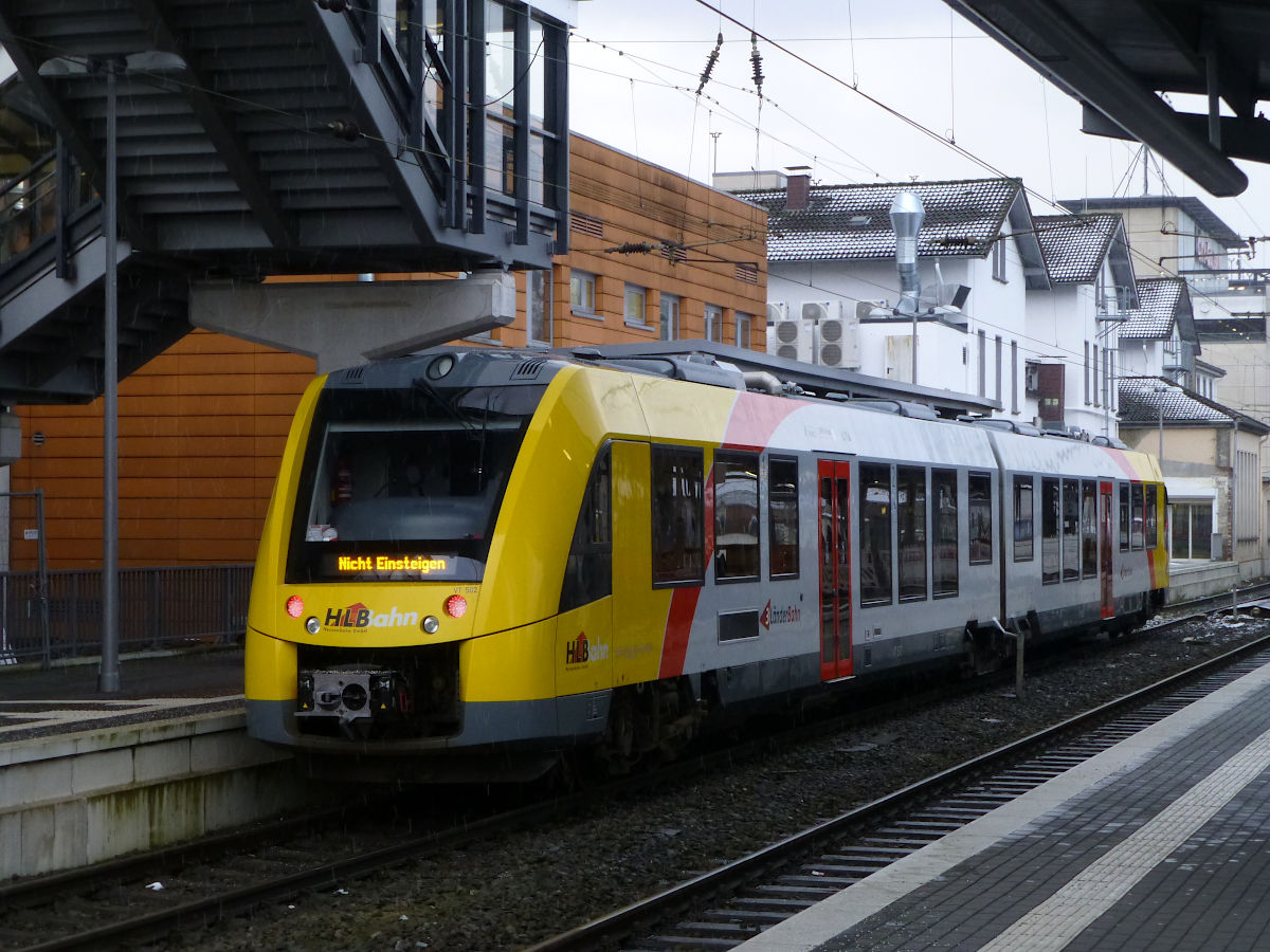 HLB-VT 502 ist am 12.2.2020 aus Westen in Siegen Hbf eingefahren und hat offentlichtlich damit seine Fahrt beendet. Er gehört zu den sieben LINT der neuen Generation, die die Hessische Landesbahn einsetzt.