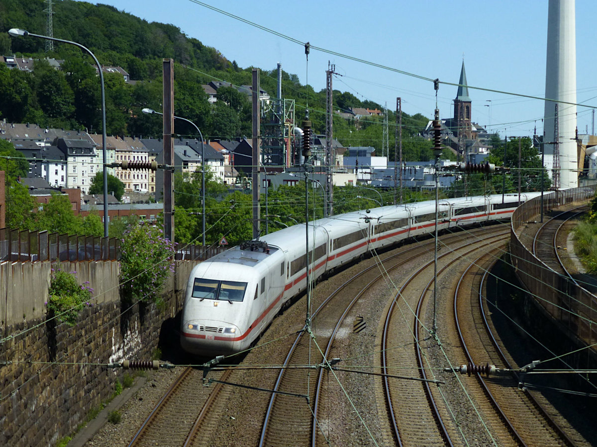 ICE 1 auf der Fahrt Richtung Köln in Wuppertal, am rechten Bildrand der abgeschnittene Schornstein des ehemaligen Heizkraftwerks Elberfeld. 23.7.19.
