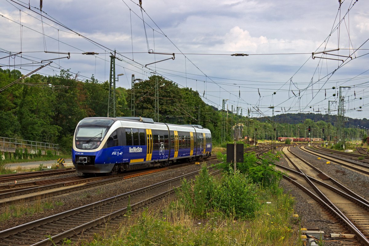 Im Bahnhof Brackwede zweigt die Nebenstrecke in Richtung Halle (Westfalen) und Osnabrck von der Hauptstrecke Hamm - Bielefeld ab. 643 326 der Nord-West-Bahn ist aus Richtung Osnabrck kommend auf die Gtergleise der Hauptstrecke gefahren und setzt nun die Fahrt in Richtung Bielefeld Hbf fort.