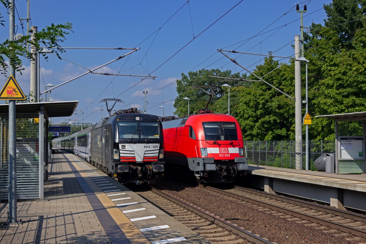 Im Bahnhof von Erkner trafen am 10.09.21 zwei Generationen moderner Elektrolokomotiven von Siemens aufeinander. Die DB-Lok 182 009 mit einem RE1 und die von MRCE an PKP Intercity vermietete 193 626 mit einem EC in Richtung Warschau.