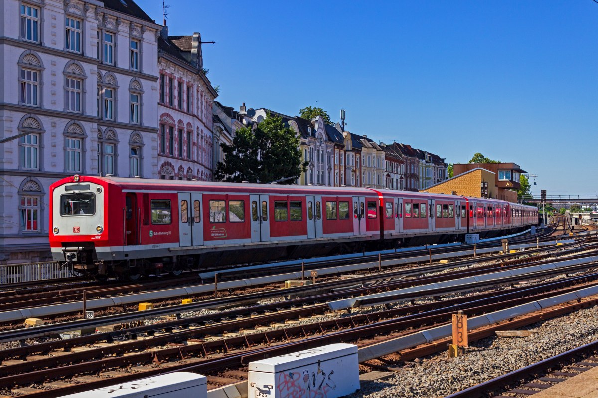 Im Jahr 2020 kamen die letzten Hamburger S-Bahn-Zge der Baureihe 472 noch auf der HVZ-Linie S11 zum Einsatz. Am 05.08.2020 erreicht eine Garnitur aus 472 046 und 472 054 die Rampe zum Bahnhof Hamburg-Altona, der von dieser Linie als Spitzkehre genutzt wird.