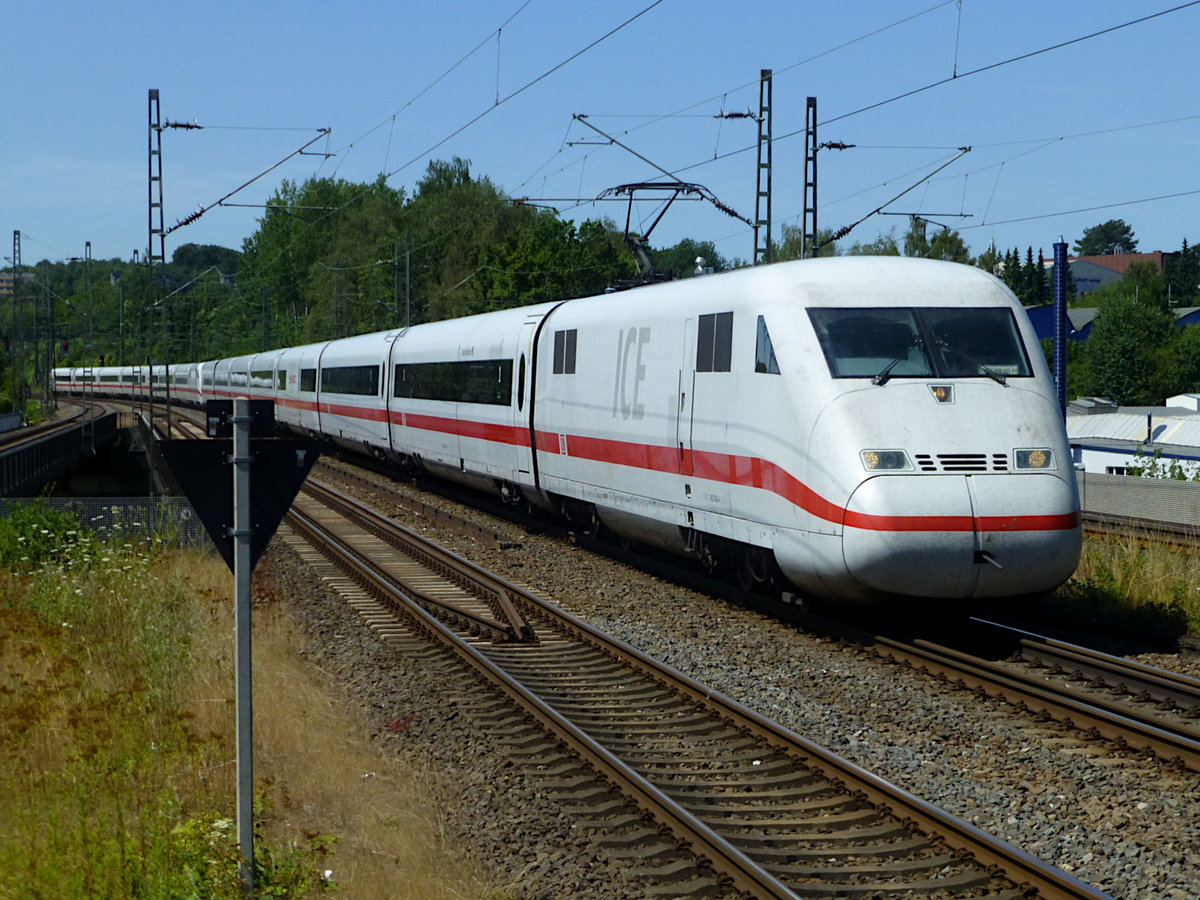 Im Sommer 2019 gab es Bauarbeiten am Essener Hauptbahnhof, die sich auf ganz NRW auswirkten. So wurde auch der ICE Berlin - Rhein/Ruhr nicht in Hamm geflügelt, sondern beide Teile verkehrten durch das Wuppertal. Ein solcher ICE fährt hier am 23.7.19 durch W-Sonnborn.