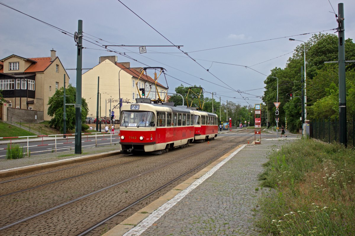 Im Sommer 2019 wurde die historische Linie 23 innerhalb von Vrovice verlngert, um eine wegen Bauarbeiten umgeleitete Linie zu ersetzen. Auf dem Weg Richtung Čechovo nměst halten TW 7142 und 7189 an der Haltestelle Brusnice.
