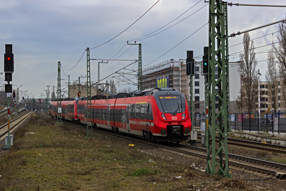 Im Zuge der Umgestaltung des Regionalverkehrsnetzes in Berlin und Brandenburg entstand mit der Linie RB23 eine neue Durchbindung von Potsdam-Golm bis zum Flughafen BER. 442 130 und ein weiterer dreiteiliger 442 haben am 13.12.22 Berlin-Ostkreuz verlassen und setzen die Fahrt in Richtung BER fort.