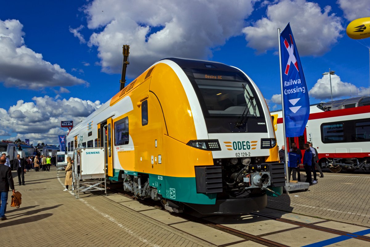 In der Ausschreibung für das Netz Elber-Spree, das den Großteil des Nahverkehrs in und um Berlin umfasst, hat die ODEG unter anderem die Bedienung der Linie RE1 gewonnen. Dort kommen seit Dezember 2022 Desiro HC zum Einsatz. 3462 129, ein vierteiliges Exemplar dieser Baureihe konnte auf der InnoTrans besichtigt werden.