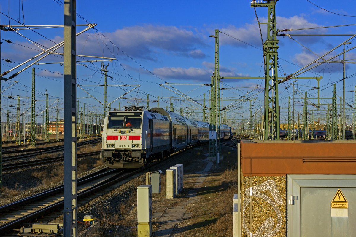 In Leipzig werden Leerzge noch immer von Diesel-Rangierloks an den Bahnsteig rangiert. So beispielsweise 146 553, die mit einem IC2 fr die Fahrt in Richtung Hannover bereitgestellt wird.