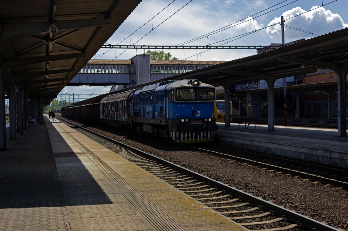In Ostrava-Kunšice war an diesem Mittag weniger Verkehr als ich mir erhofft hatte. Kurz bevor ich die n�chste S-Bahn bestieg, kam aber zumindest noch 753 773 mit einem G�terzug vorbei.