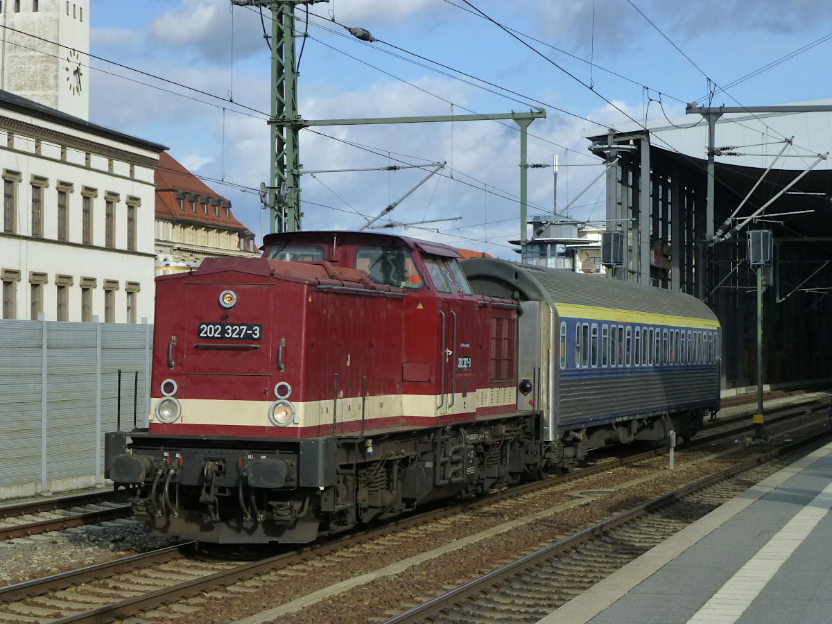 In Reichbahnfarben ist 202 327 [NVR-Nr: 92 80 1203 227-4 D-CLR] unterwegs. Die Lok zieht am 12.2.2020 nur einen Wagen durch den Erfurter Hauptbahnhof: einen ehemaligen CIWL-Schlafwagen (618170-70010-7).