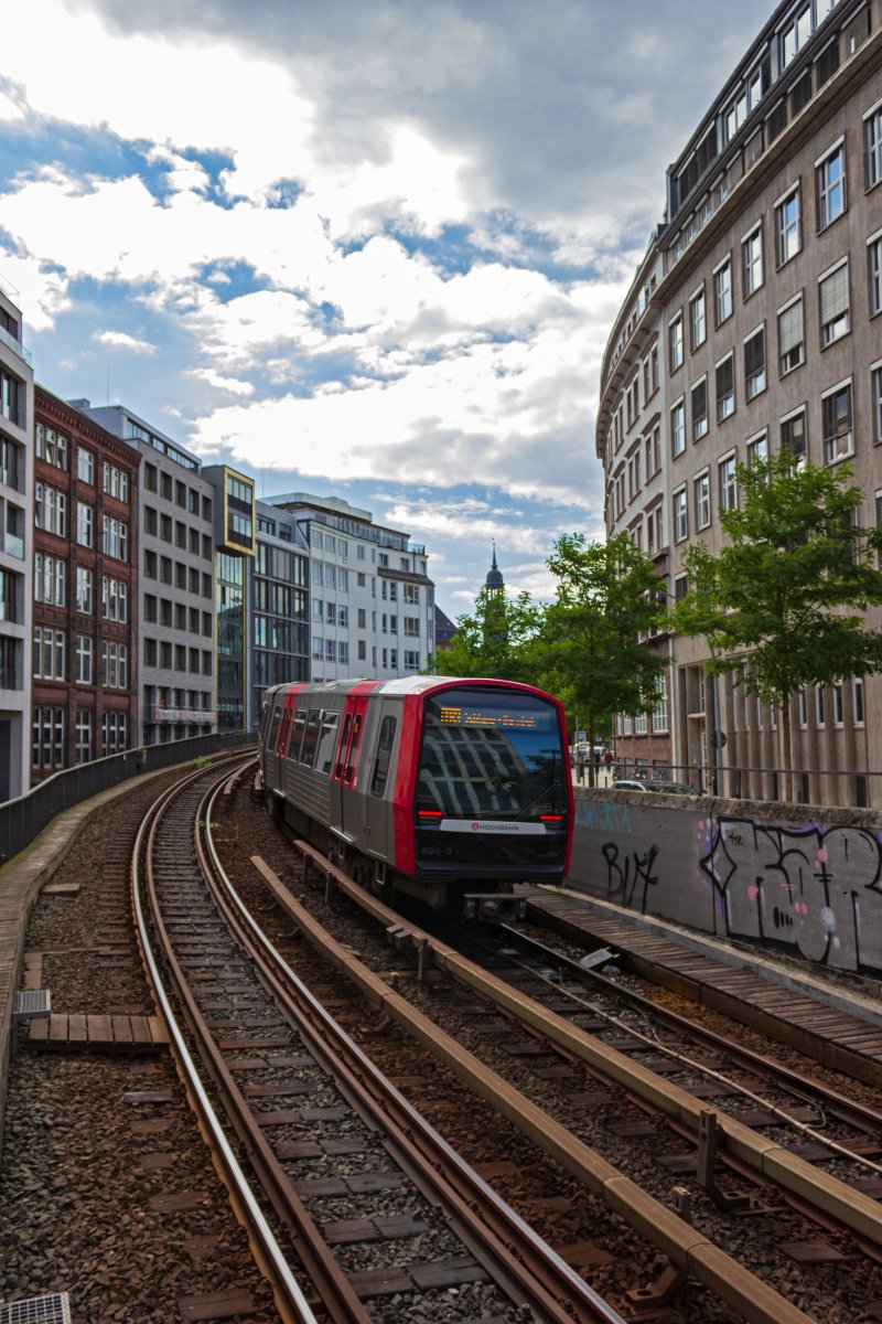 In Sichtweite der St. Michaelis-Kirche verlsst dieser Zug der U3, bestehend aus TW 303 und 405, am 04.08.2020 den Tunnel unter der Hamburger Innenstadt um an den Landungsbrcken vorbei in Richtung Barmbek zu fahren.