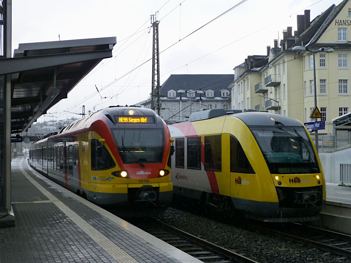 In den ungünstigen Lichtverhältnissen das Siegener Haupbahnhofs an einem trüben Februarmorgen (12.2.2020) fährt 429 054 als RE 99 ein. Auf den hinteren Gleis wartet VT 266 auf das Ausfahrt nach Bad Berleburg (RB 93).
