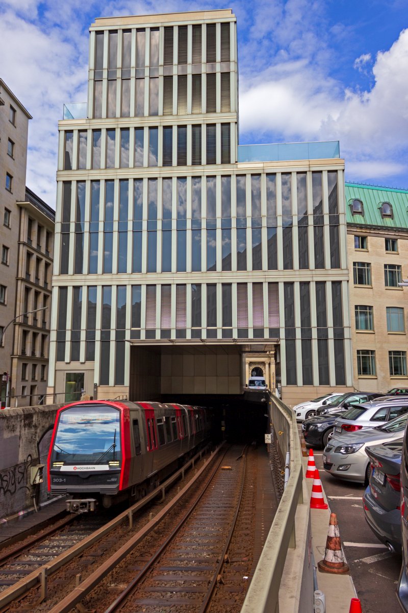 Insbesondere in Innenstdten, in denen jeder Quadratmeter genutzt werden soll, sind die Tunnelrampen von U-Bahn-Strecken teilweise berbaut. In Berlin fhrt man zum Beispiel auf der U1 in ein Haus hinein, whrend der Tunnelausgang der Hamburger U3 kurz vor der Station Rdingsmarkt das Erdgeschoss dieses Gebudes verkleinert.