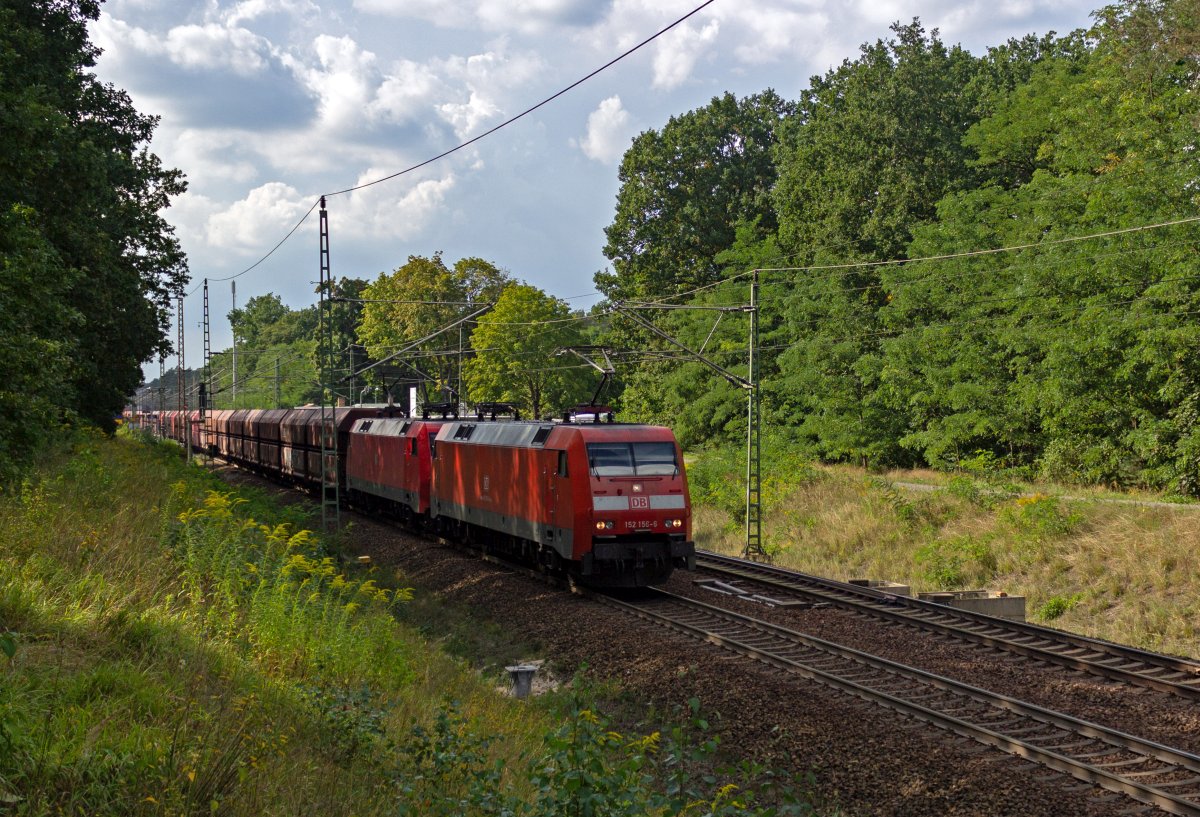 Kohlezge, die mit zwei 152 bespannt werden sind auf der Strecke zwischen Berlin und Frankfurt (Oder) keine Seltenheit. 152 156 und 152 054 befrdern einen solchen Zug am 10.09.21 bei Grnheide durch den brandenburgischen Wald.