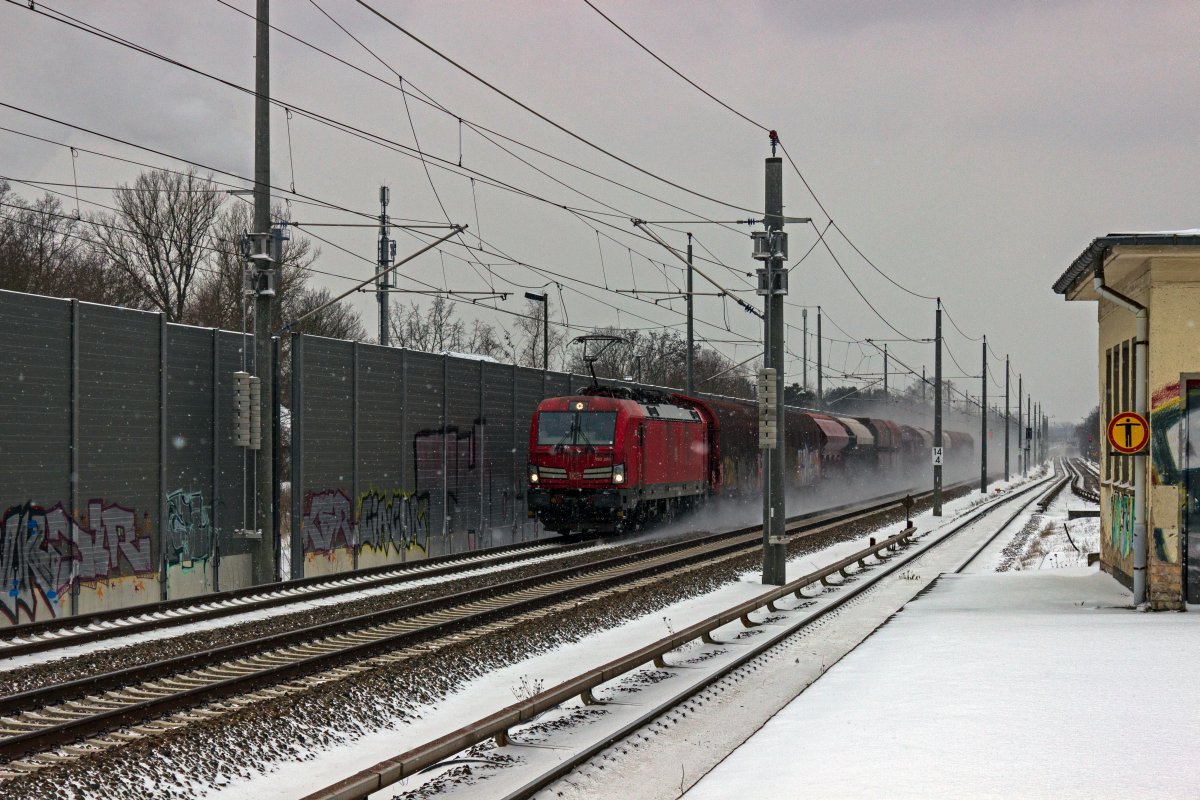Kurz bevor ich aufgrund der frostigen Temperaturen den Rckzug antrat, passierte 193 395 mit einem gemischten Gterzug Richtung Osten den S-Bahn-Haltepunkt Friedrichshagen.