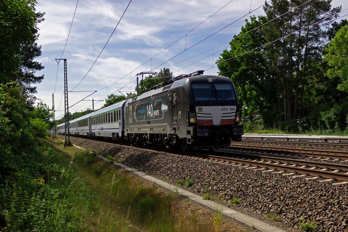 Kurz nach dem Start des Zuges im Berliner Stadtzentrum ist 193 626 mit einem EuroCity in Richtung Polen im Waldgebiet stlich von Berlin-Friedrichshagen zu sehen.