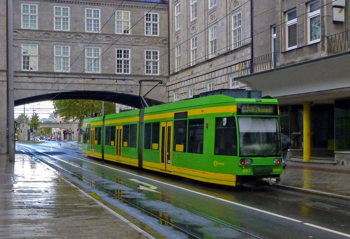 Kurz nach einem Regenschauer rollt Wagen 207 der STOAG Oberhausen am 02.10.2019 durch die Mlheimer Innenstadt.