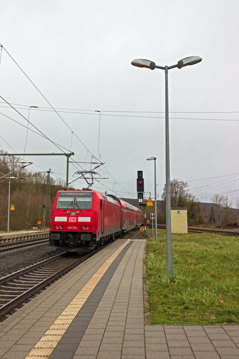 Kurz vor Erreichen des Endbahnhofs in Kassel schiebt 146 254 einen RegionalExpress aus Frankfurt ohne Halt durch den Bahnhof Baunatal-Guntershausen.