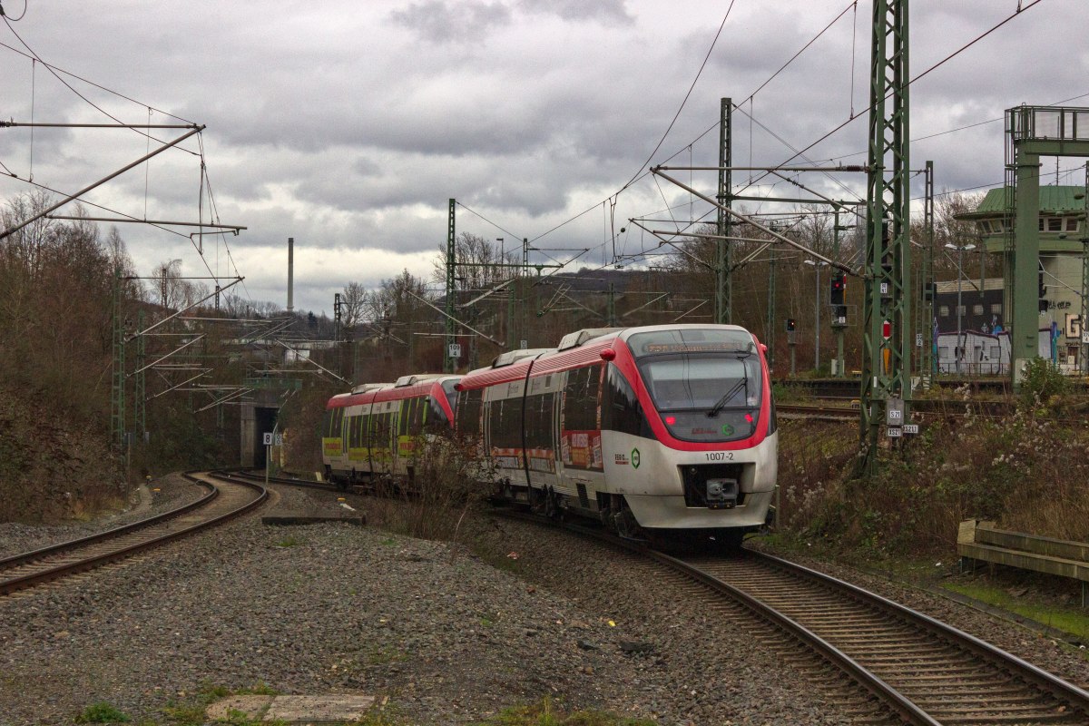 Lange war die Verlngerung der Linie S28 von Mettmann nach Wuppertal geplant, im Dezember 2020 konnte die Verbindungskurve ber Hahnenfurth in Betrieb genommen werden. Die ebenfalls geplante Elektrifizierung wird sich allerdings noch um mehrere Jahre verzgern, sodass auf absehbare Zeit Dieseltriebwagen, so wie hier Tw 1010 und 1007 den Betrieb bestreiten werden.