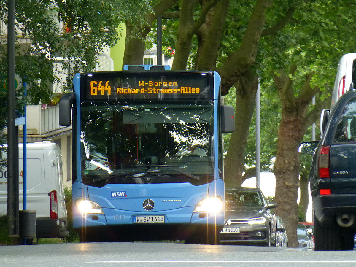 Linie 644 (Wagen 1613) Richtung Richard-Strauss-Allee an der Haltestelle Mörickestraße, 24. Juni 2021.