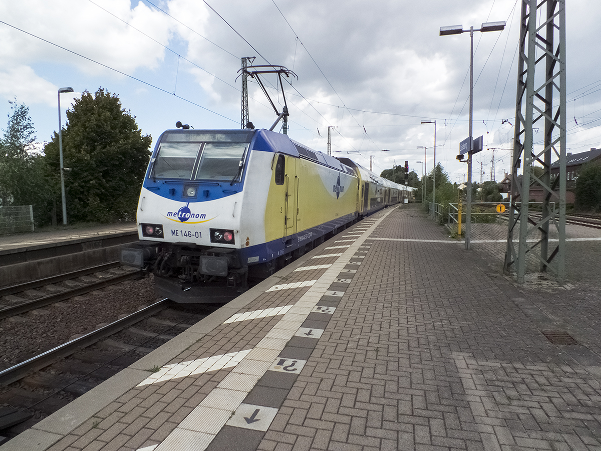 ME 146-01 verlässt mit einem Metronom von Uelzen nach Hamburg Lüneburg.