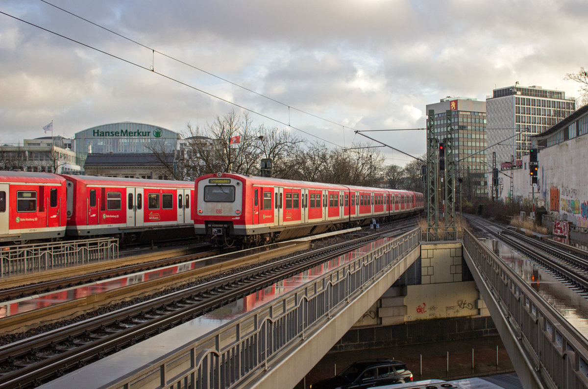 Mehr 472 geht nicht: Während eine Doppeltraktion aus 472 044 und 004 auf dem rechten Gleis in Richtung Aumühle unterwegs ist, fahren im Hintergrund zwei unerkannt gebliebene Triebwagen in der Gegenrichtung in Hamburg-Dammtor ein.