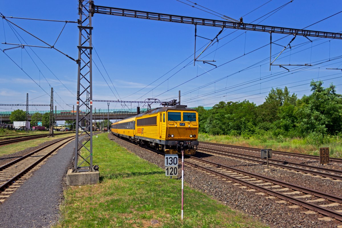 Mit dem Regiojet 1007 nach Havřov durchfhrt die Lokomotive 162 118 am 25.06.19 den Bahnhof Praha-Běchovice.