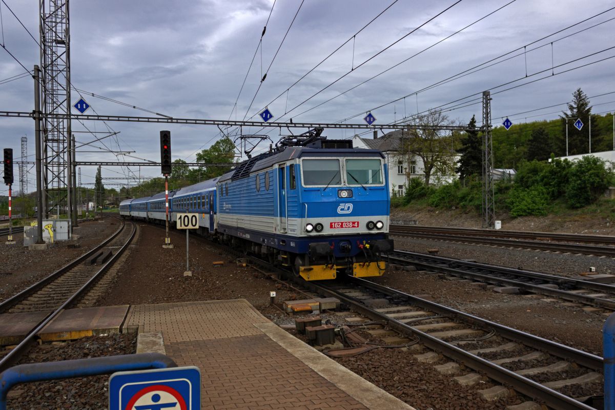 Mit einem aus nur vier Reisezugwagen bestehenden Rychlik aus Hradec Kralov erreicht 162 038 am Abend des 23.04.24 Praha-Libeň.