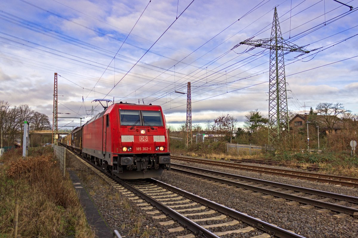 Mit einem aus Schiebewandwagen gebildeten Gterzug passiert 185 362 das nicht mehr genutzte Stellwerk des Bahnhofs Ratingen-Lintorf.