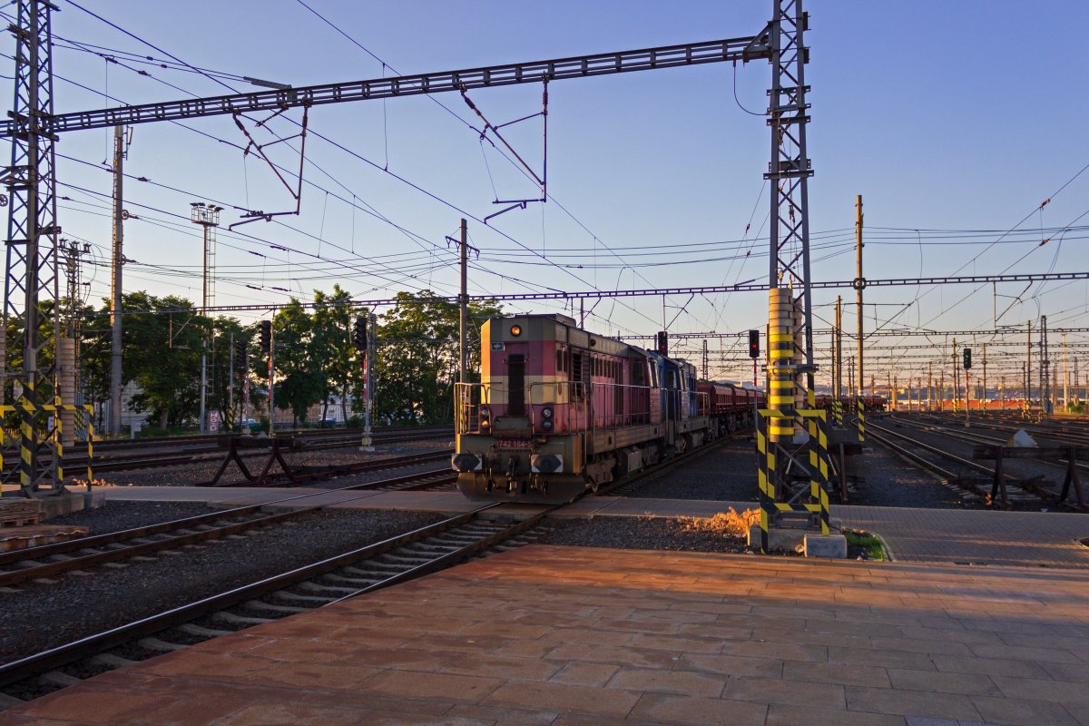 Mit einem aus Selbstentladewagen gebildeten Gterzug durchfahren 742 184 und 742 204 am Abend des 24.06.2019 den Prager Hauptbahnhof.