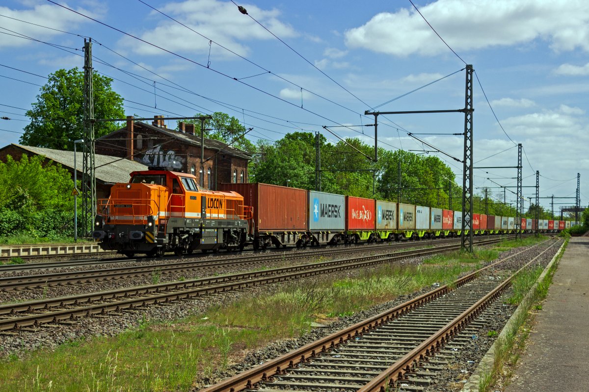 Mit einem Containerzug ist Lok 324 von LOCON (92 80 4185 031) am 17.05.23 in Niederndodeleben auf dem Weg in Richtung Westen.