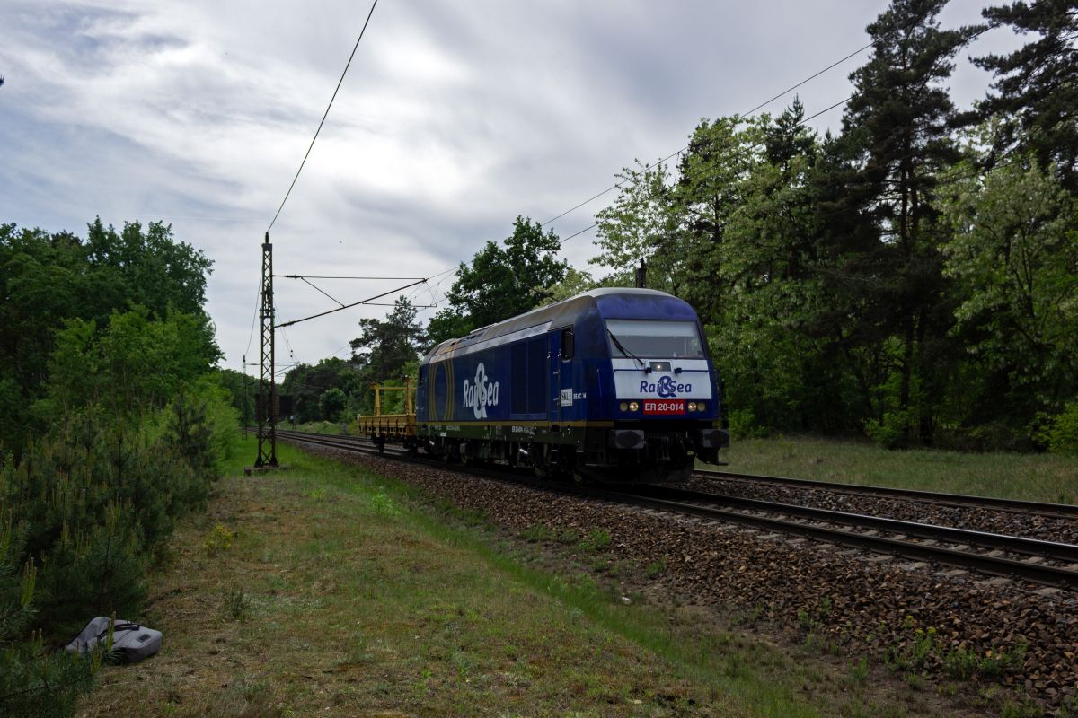 Mit einem einzelnen Gterwagen ist die von Beacon Rail an die Firma SKL vermietete 223 014 sdlich von Berlin unterwegs. Die Lok trgt noch die groflchige Beklebung eines Vormieters, der kroatischen Firma Rail&Sea.