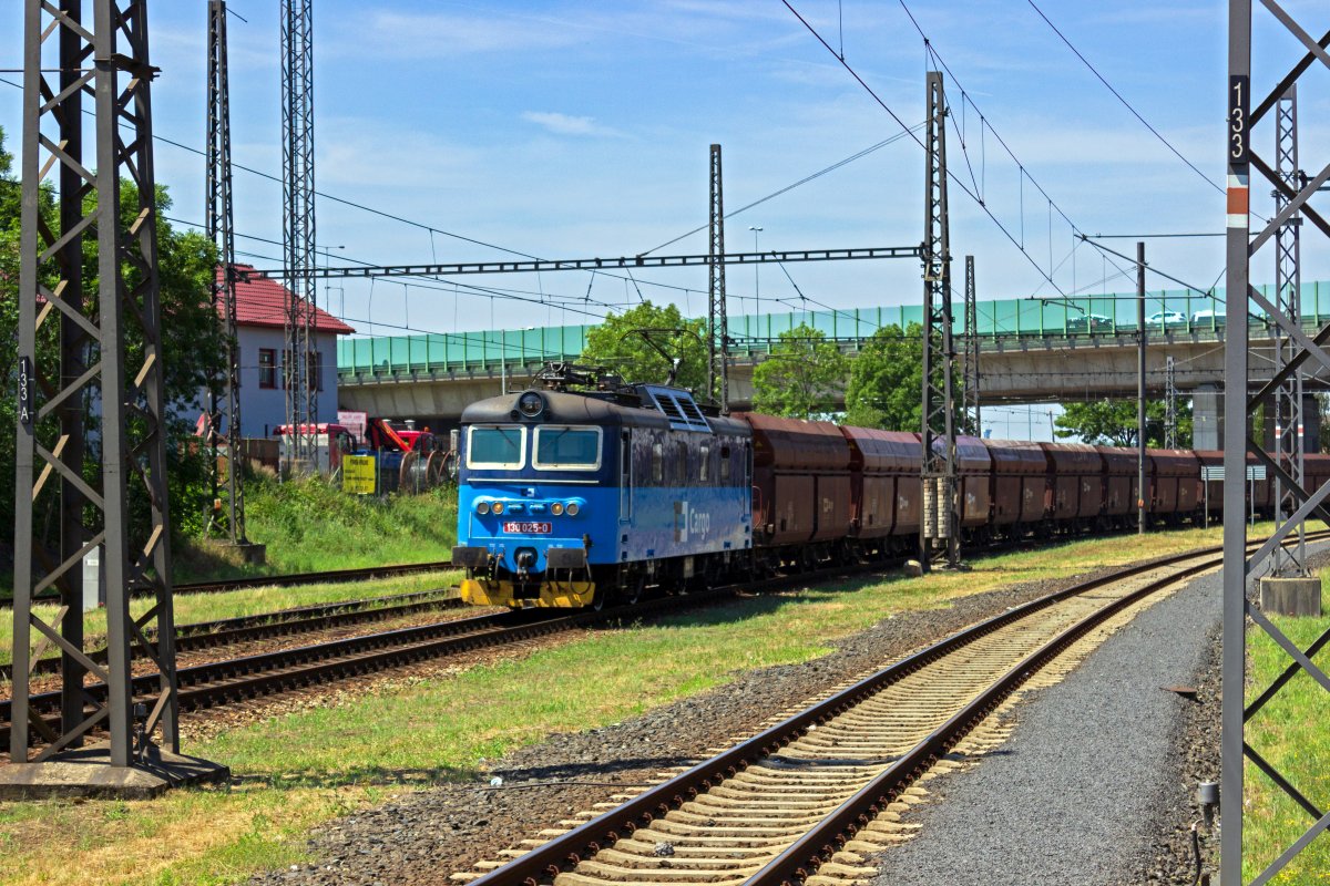 Mit einem Ganzzug aus Selbstentladewagen fuhr 130 025 von ČD Cargo am 25.06.19 in den Gterbahnhof Praha-Běchovice ein.