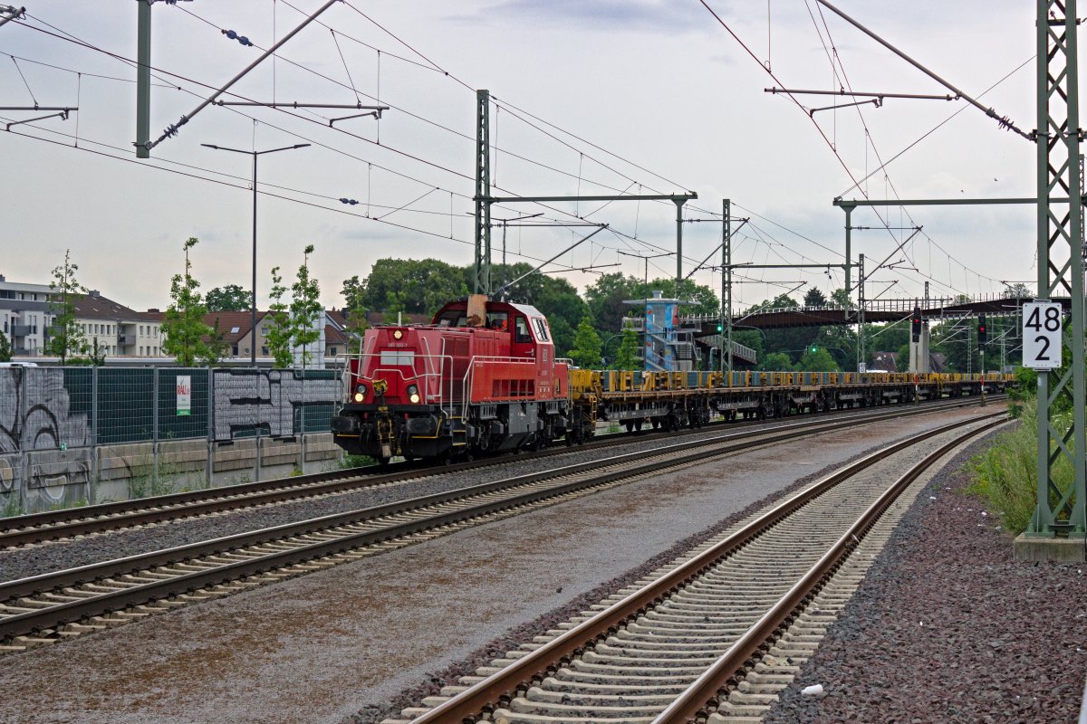 Mit einem Ganzzug aus Wagen fr den Transport von Langschienen fhrt 265 030 durch den Bahnhof Opladen.