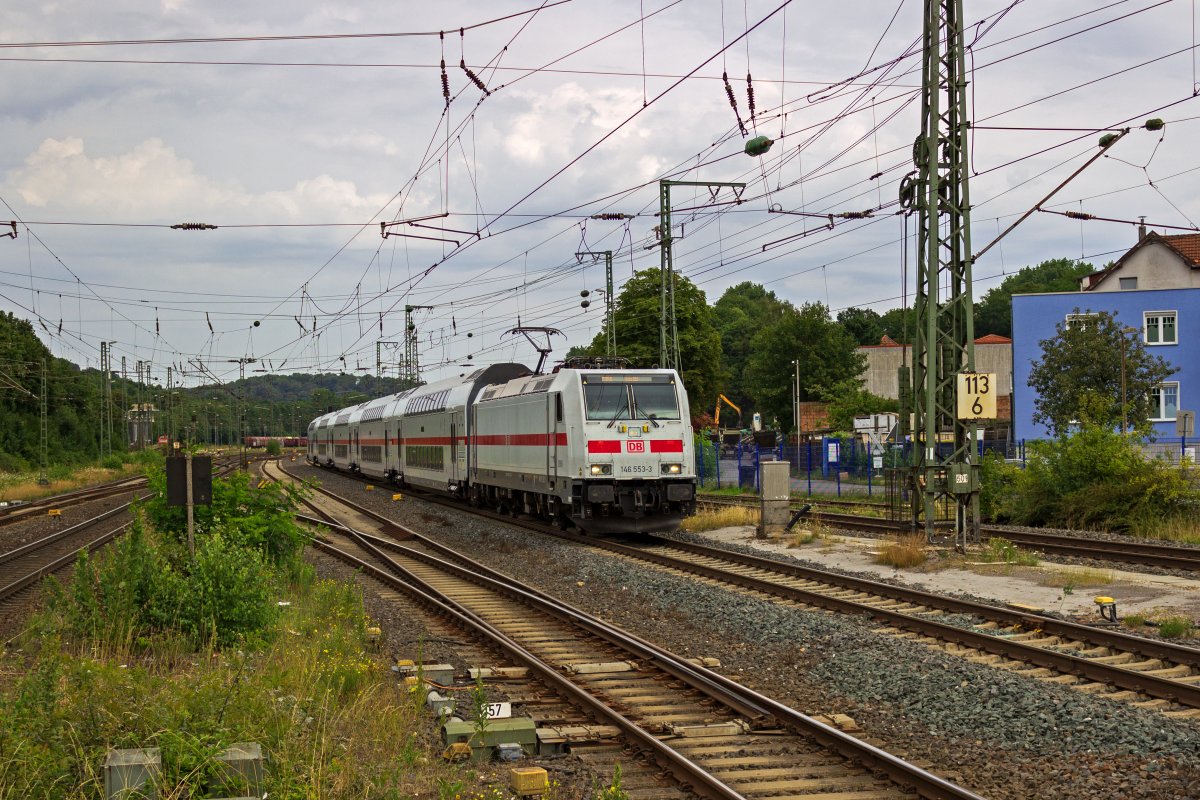 Mit einem InterCity nach Kln durchfhrt 146 553 am 29.07.22 den Bahnhof Bielefeld-Brackwede.