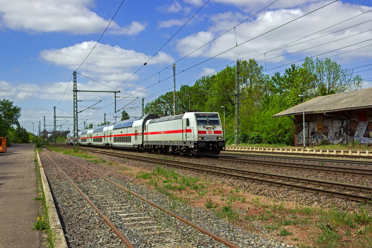 Mit einem InterCity in Richtung Leipzig durchfhrt 146 553 am 17.05.23 Niederndodeleben. Das Gleis zur Laderampe im Vordergrund sieht aus als wre es vor nicht allzu langer Zeit neu eingeschottert worden, allerdings ist das Gleis nicht befahrbar.
